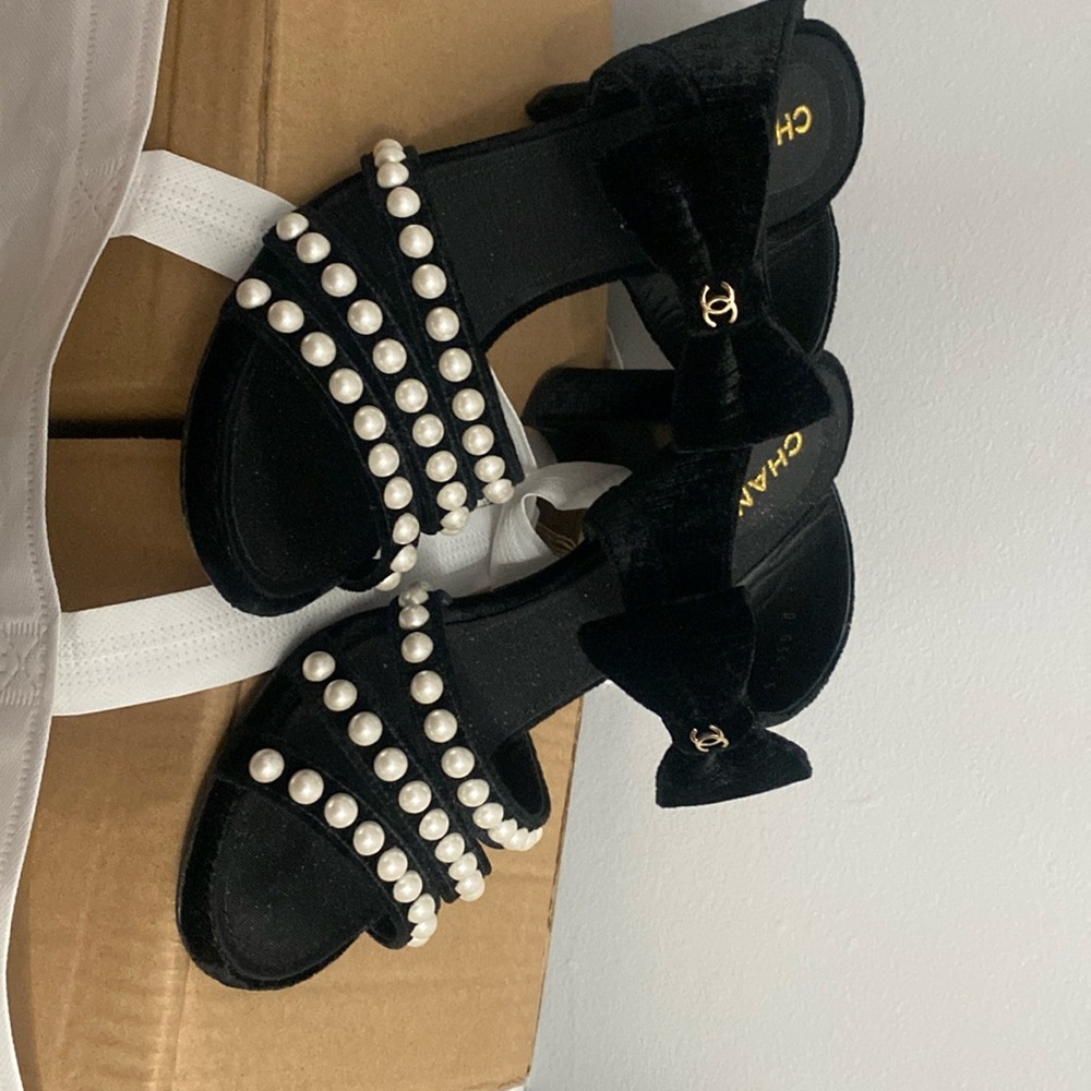 Chanel shoes ( NO BOX )